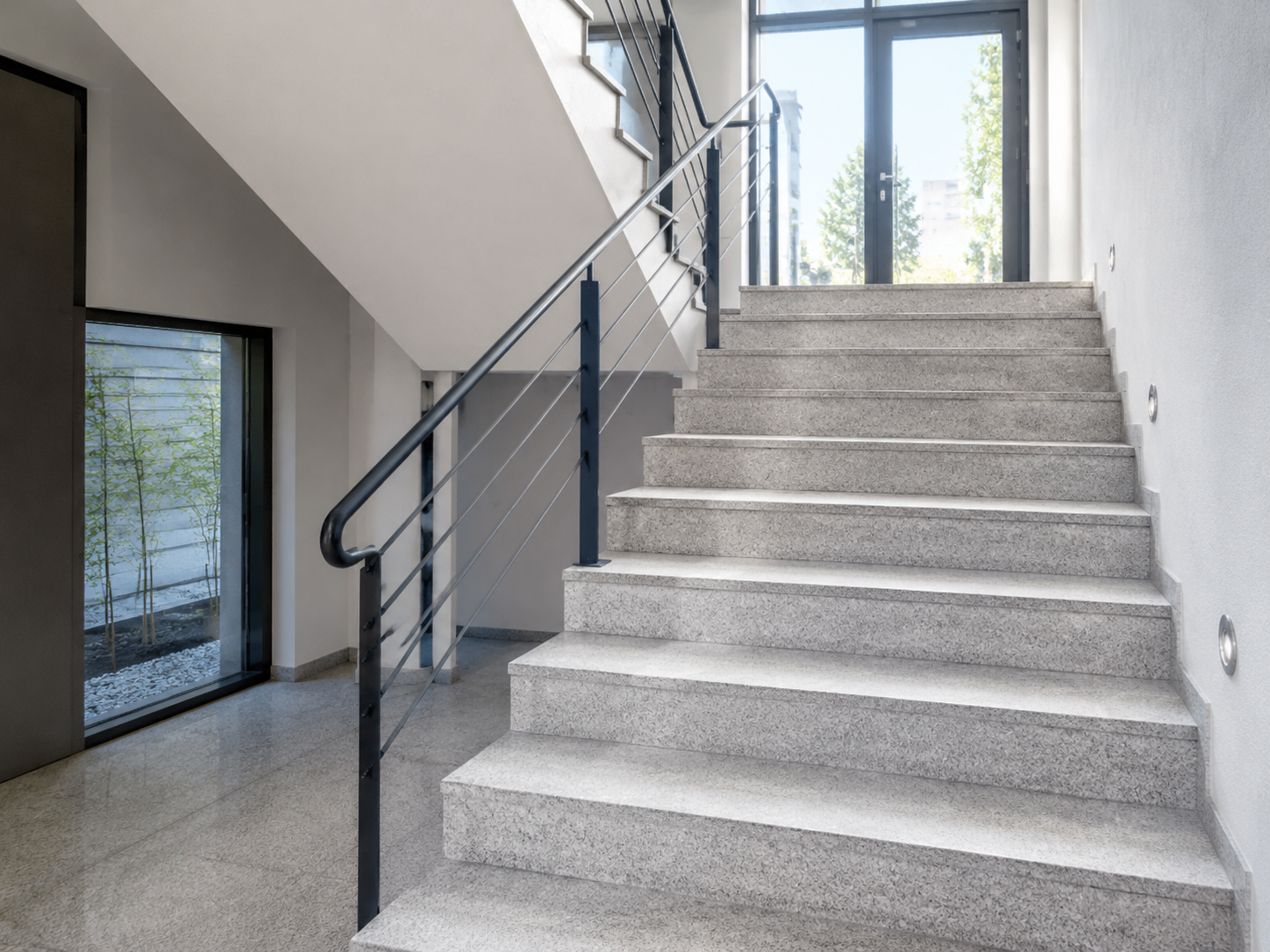 Professionell gereinigtes Treppenhaus